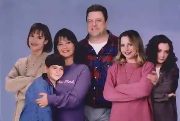 Der „Roseanne“-Cast im Jahr 1996 bestehend aus Laurie Metcalf, Roseanne Bar, Michael Fishman, John Goodman, Alicia Goranson, Sara Gilbert