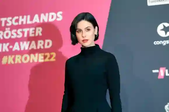 Lena Meyer-Landrut in einem schwarzen Kleid und mit rotem Lippenstift bei einem Event im Dezember 2022