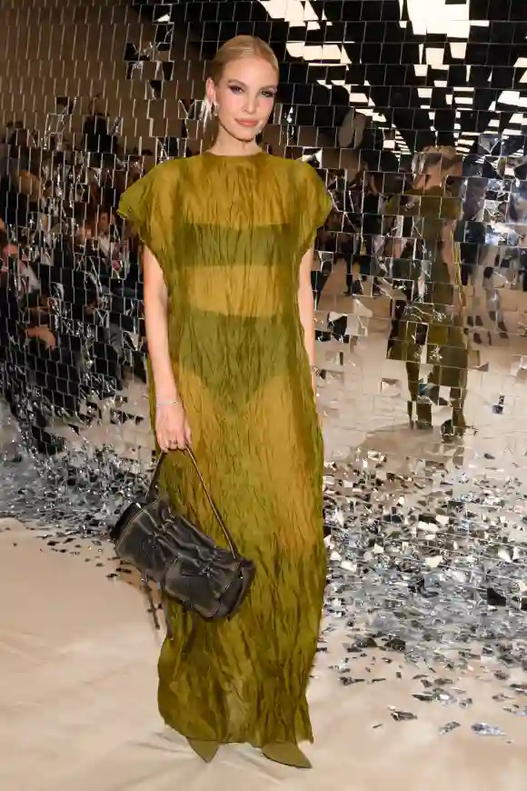 Die deutsche Influencerin Leonie Hanne begeistert in Paris mit diesem transparenten Look.