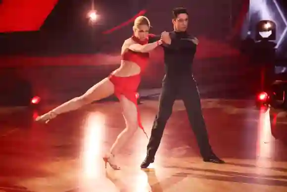 Kathrin Menzinger und René Casselly in Show sieben von „Let's Dance“ am 8. April 2022