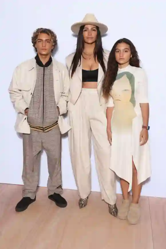 Levi Alves McConaughey, Camila Alves McConaughey und Vida Alves McConaughey im März 2023 in Paris