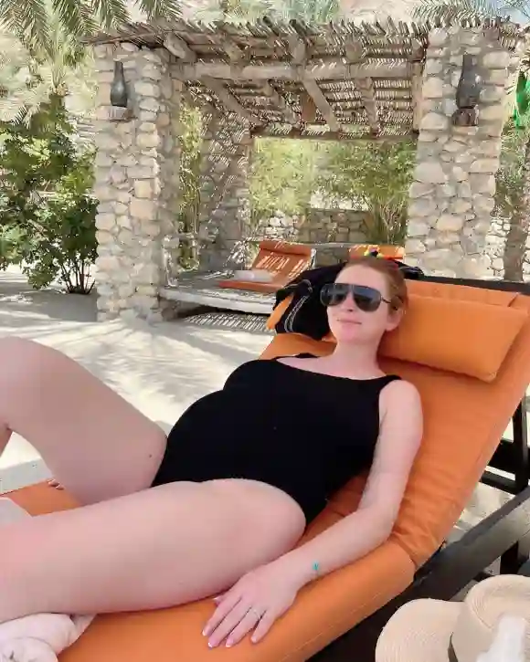 Lindsay Lohan zeigt ihren Babybauch im Badeanzug