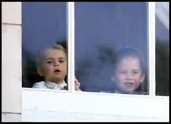 Prinz Louis und Prinzessin Charlotte schauen aus dem Fenster des Buckingham Palace