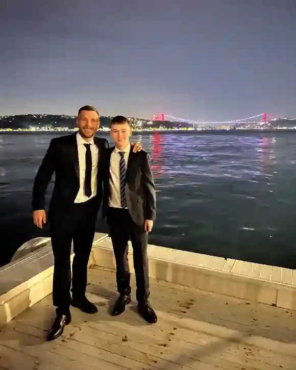 Lukas Podolski posiert mit seinem Sohn Louis