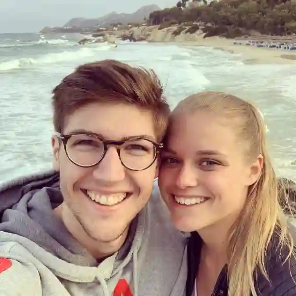 Lukas Zerbe mit seiner Freundin