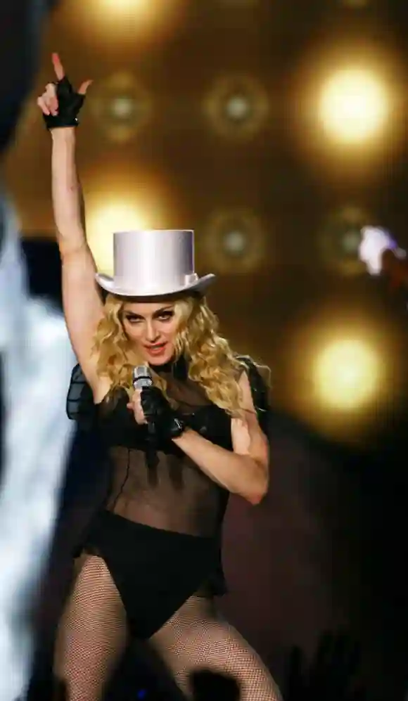 Madonna in Unterwäsche auf der Bühne