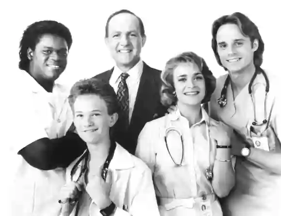 Markus Redmond, Neil Patrick Harris, Lawrence Pressman, Kathryn Layng und Mitchell Anderson in „Doogie Howser“