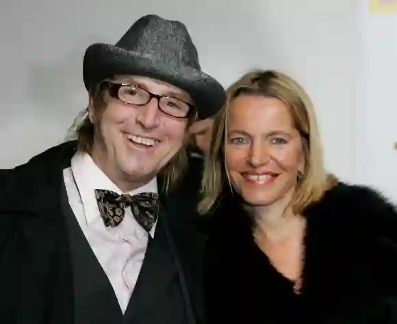 Martin Semmelrogge mit Hut und seine Frau Sonja lachen in die Kamera