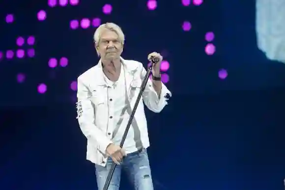 Sänger Matthias Reim live während seines Auftrittes im Rahmen der Schlagernacht des Jahres 2022 im Rudolf-Harbig-Stadion