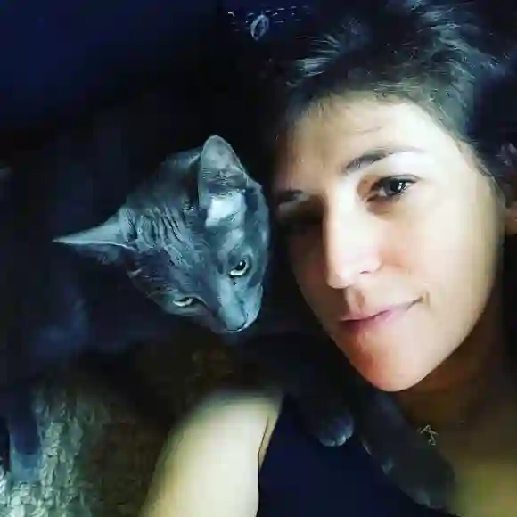 Mayim Bialik postet dieses Selfie mit ihrer Katze auf Instagram