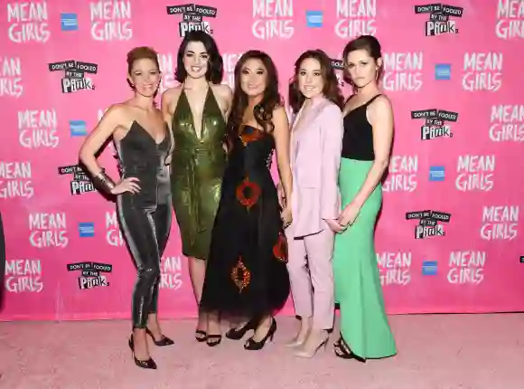 Kate Rockwell, Barrett Wilbert Weed, Ashley Park, Erika Henningsen und Taylor Louderman nehmen am 8. April 2018 am Broadway-Premiere von „Girls Club – Vorsicht bissig!“ teil.