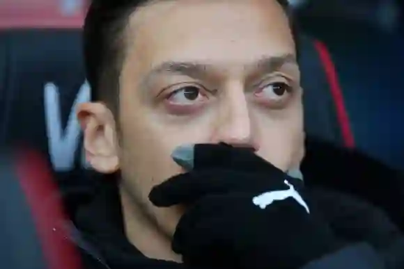 Mesut Özil auf der Bank bei einem Fußballspiel Arsenal 2018