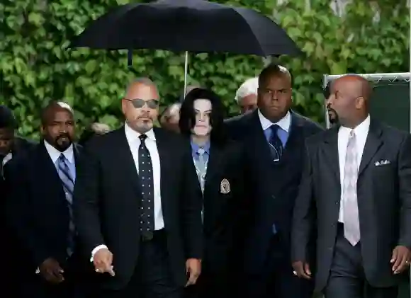 Michael Jackson - von Bodyguards umzingelt