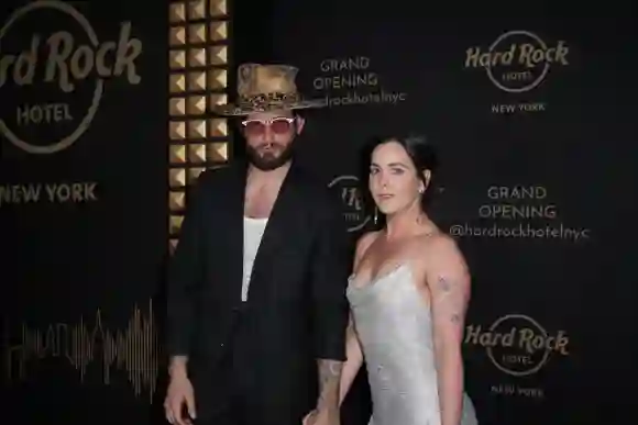 Nico Tortorella und Bethany Meyers bei der großen Eröffnung des Hard Rock Hotels am Times Square in New York