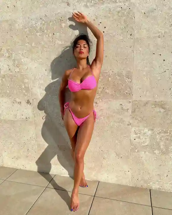 Nicole Scherzinger posiert im Bikini und schreibt dazu auf Instagram: „Pretty in Pink“