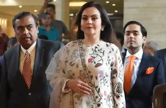 Mukesh Ambani kommt zusammen mit seiner Frau Nita Ambani und ihrem Sohn Anant Ambani zur 41. Hauptversammlung des Unternehmens am 5. Juli 2018.