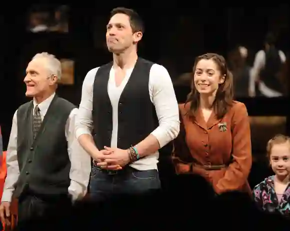 Steve Kazee und Christin Milioti und die Besetzung von „Once“ besuchen die Premiere von "Once" am Broadway am 18. März 2012.
