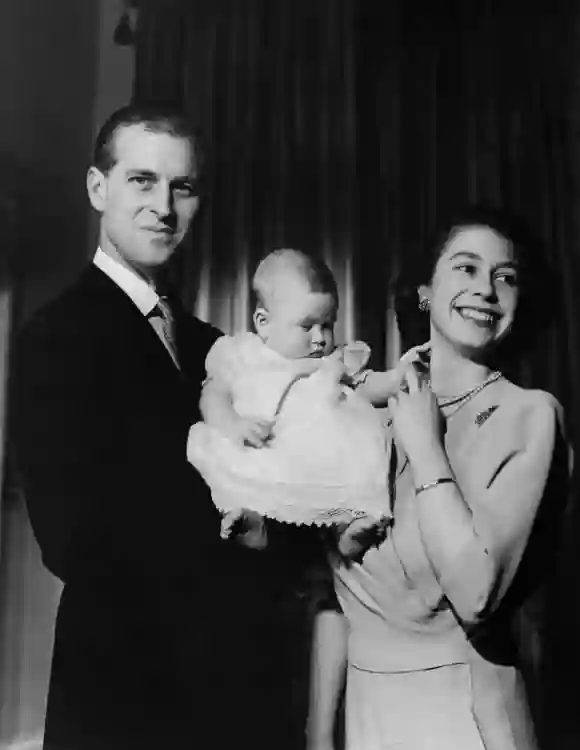 Undatiertes Bild zeigt die zukünftige Königin Elizabeth II. Von England und Prinz Philip von Edinburgh, die mit ihrem Sohn Prinz Charles posieren