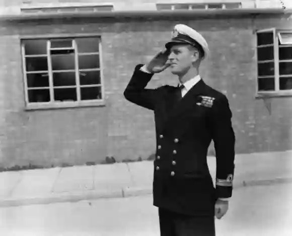 Leutnant Philip Mountbatten salutierte vor seiner Heirat mit Prinzessin Elizabeth, als er am 31. Juli 1947 seinen Besuch an der Royal Naval Officers School in Kingsmoor, Hawthorn, England, wieder aufnahm