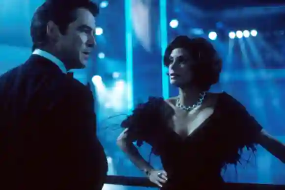 Pierce Brosnan und Teri Hatcher in „James Bond 007 – Der Morgen stirbt nie“ 1997