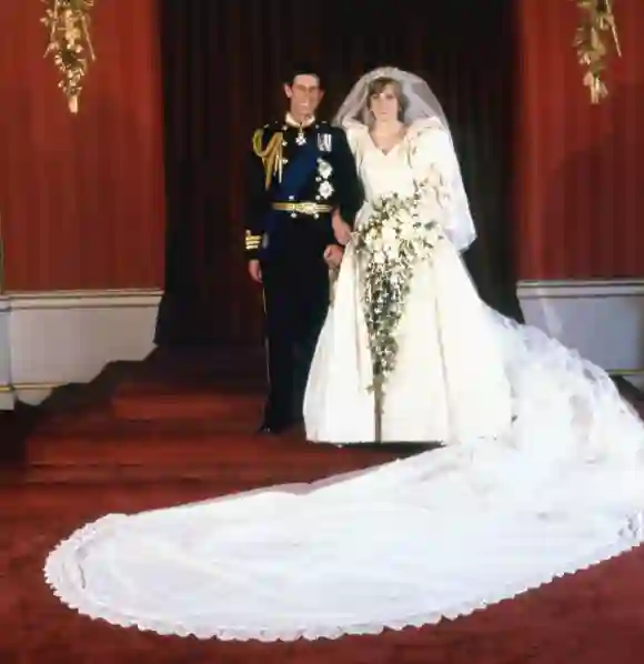 Prinz Charles und Prinzessin Diana posieren an ihrem Hochzeitstag für ein offizielles Porträt