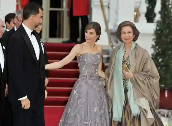 Prinz Felipe von Asturien, Prinzessin Letizia und Königin Sofia vor einem Galadinner am 28. April 2011