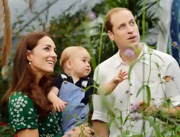 Prinz George ging mit William und Kate auf einen traditionellen königlichen Ausflug in Schottland