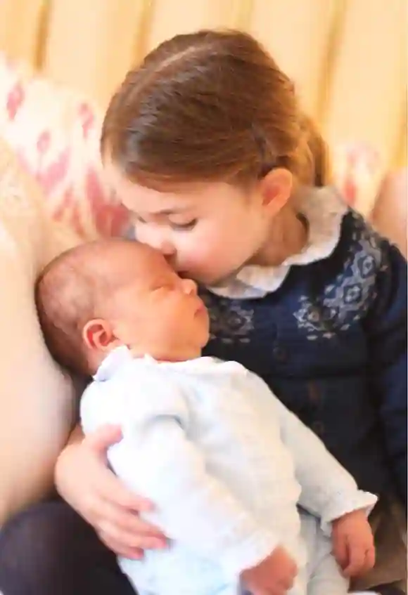 Erste offizielle Fotos von Prinz Louis von Cambridge mit seiner Schwester Prinzessin Charlotte von Cambridge im April 2018