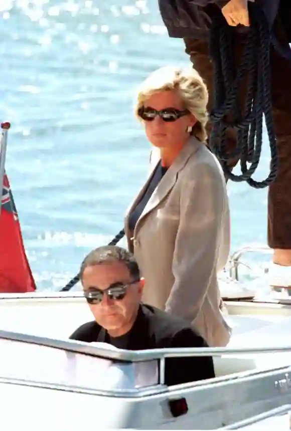 Prinzessin Diana und Dodi Al-Fayed auf einem Boot im Jahr 1997