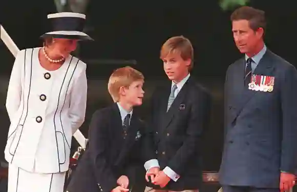 Prinzessin Diana mit Prinz Charles und ihren Söhnen William und Harry