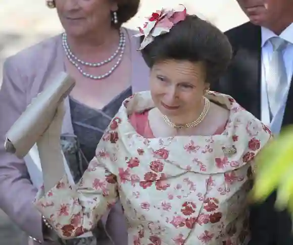 Prinzessin Anne, Prinzessin Royal winkt Zara Philips ab, als sie am Nachmittag ihrer Hochzeit mit Mike Tindall die Canongate Kirk verlässt, 30. Juli 2011.