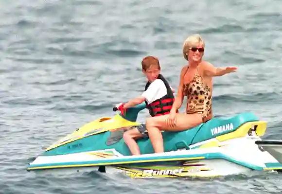 Prinzessin Diana und ihr Sohn Prinz Harry im Urlaub in Saint Tropez, 17. Juli 1997.