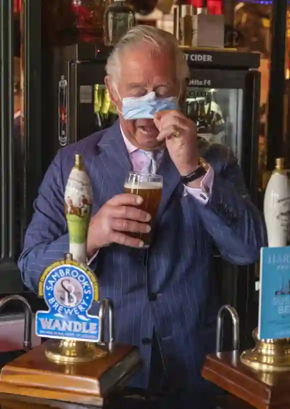 Prinz Charles in einem Pub während eines Besuchs in Clapham Old Town in London am 27. Mai 2021