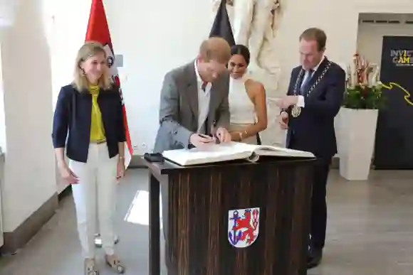 Prinz Harry und Herzogin Meghan unterzeichnen im Goldenen Buch der Stadt Düsseldorf