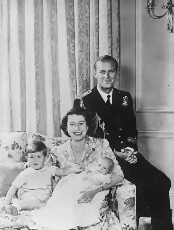 Königin Elisabeth und Prinz Philip mit ihren Kindern Prinz Charles und Prinzessin Anne