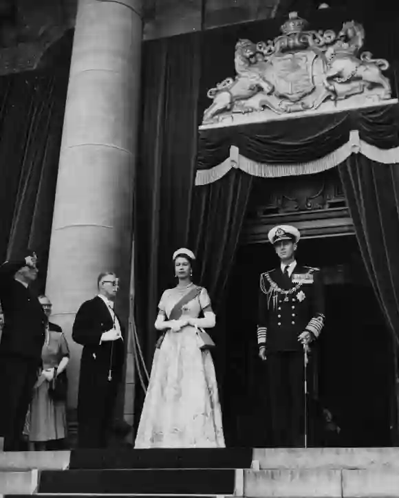 Königin Elisabeth II. bei ihrer Krönung 1953 mit ihrem Gatten Prinz Philip
