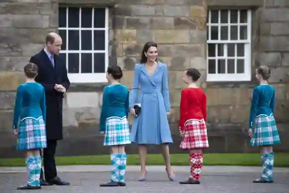 Prinz William und Herzogin Kate mit Highland-Tänzern beim Beating retreat im Holyrood Palace in Edinburgh am 27. Mai 2021