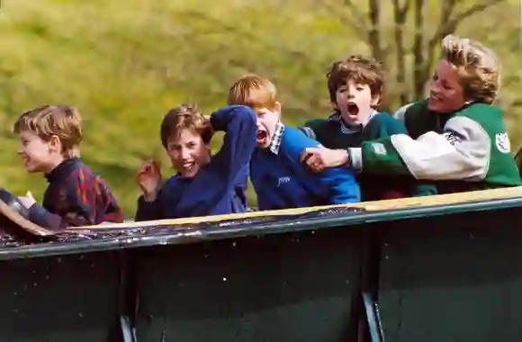 Prinz William, Prinz Harry und Lady Diana im Freizeitpark