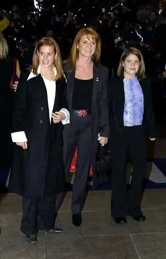 Prinzessin Beatrice, Sarah Ferguson und Prinzessin Eugenie im Jahr 2001