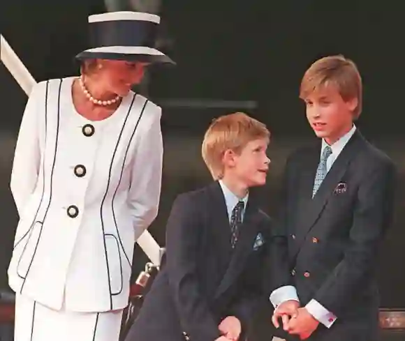 Lady Diana, Prinz Harry und Prinz William im August 1995 in London