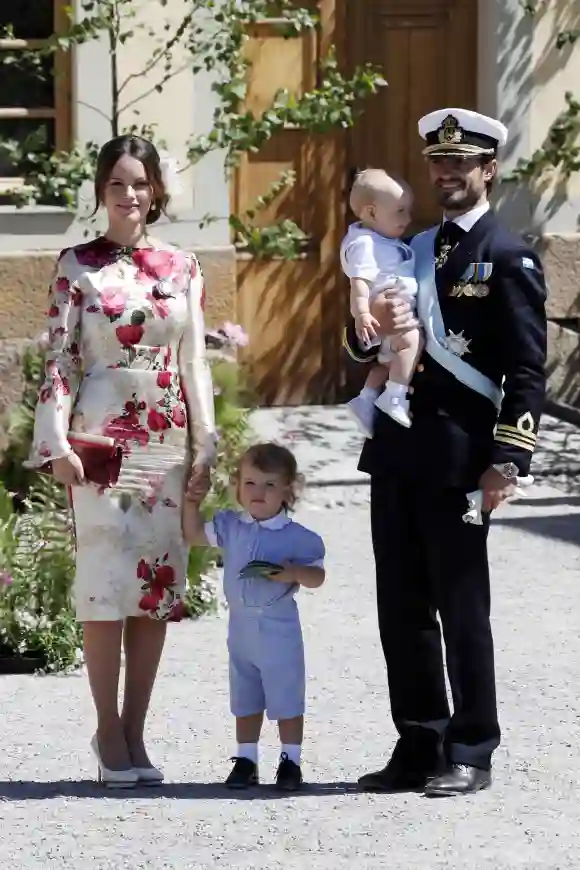 Prinzessin Sofia, Prinz Alexander von Schweden und Prinz Carl Philip mit Prinz Gabriel von Schweden auf dem Arm nach der Taufe von Prinzessin Adrienne von Schweden am 8. Juni 2018 in Stockholm