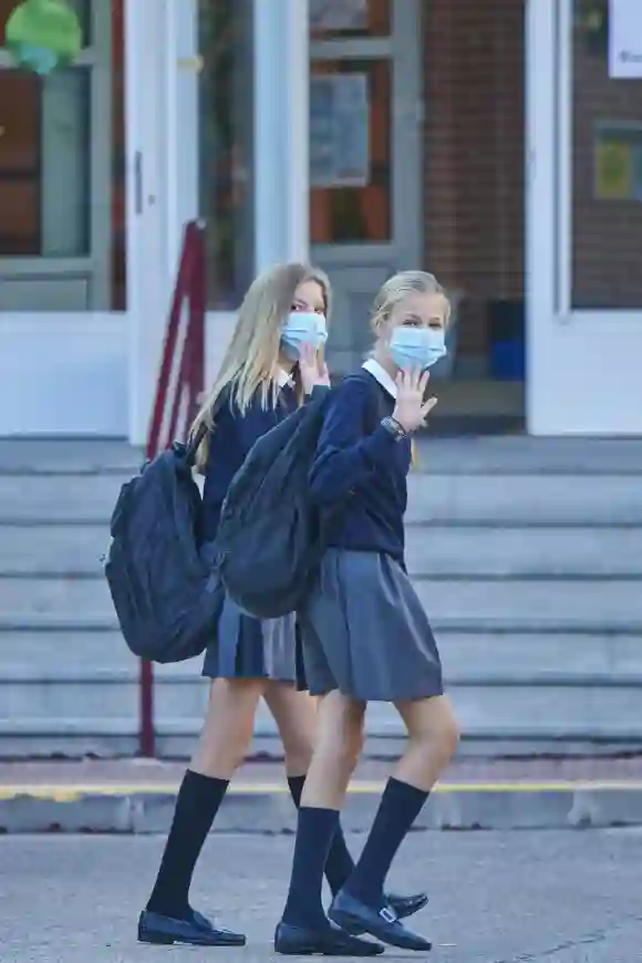 Prinzessin Sofia und Prinzessin Leonor von Spanien auf dem Weg zur Schule 2020