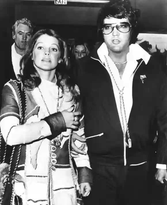 Priscilla und Elvis Presley nach dem Scheidungsgericht 1973