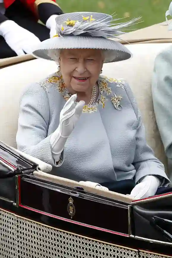 Königin Elisabeth II. kommt mit einer Pferdekutsche an, um am 20. Juni 2019 am dritten Tag des Royal Ascot Pferderennens in Ascot, westlich von London, teilzunehmen