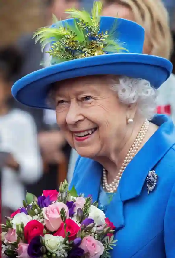 Königin Elisabeth II. reagiert, als sie am 11. Oktober 2019 den Haig Housing Trust in Morden im Südwesten Londons besucht, um ihre neue Wohnsiedlung für Veteranen zu eröffnen