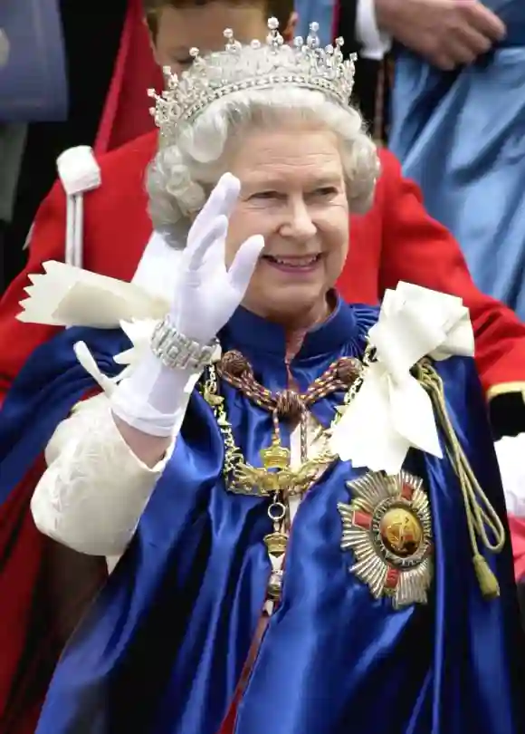 Auch hier sehen wir ein edles Stück der Kronen-Sammlung von Königin Elisabeth II., die sie im Jahr 2000 trug. Diese besondere Krone ist ein wahrer Mädchentraum.