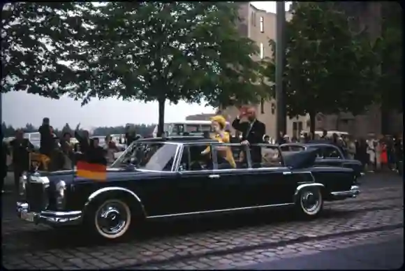 Königin Elisabeth II. und ihr Mann Prinz Philip in Deutschland im Jahr 1965