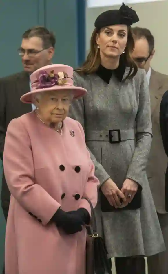 Beim Auftritt mit Queen Elisabeth II. trug Herzogin Kate noch ihren Hut