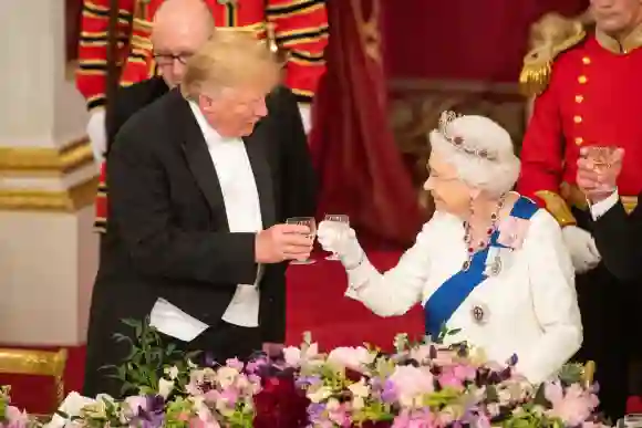 Ganz professionell empfängt Queen Elizabeth US-Präsident Trump - doch ihre Tiara spricht Bände