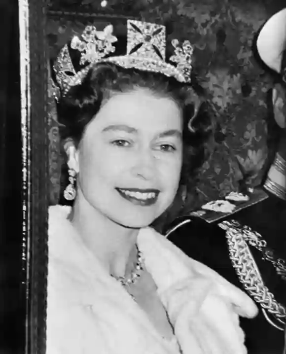 Königin Elisabeth II. sieht auf diesem am 31. Oktober 1962 aufgenommenen Porträt absolut umwerfend aus. Ihre Krone ist mit unzähligen Diamanten besetzt, wie es sich für Ihre Majestät gehört!
